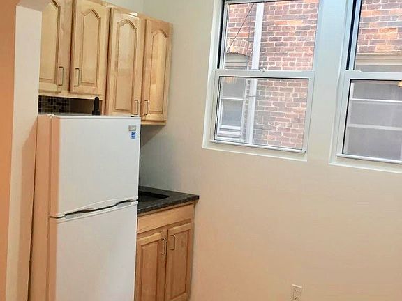 4th image of 2540 Steinway St #2R