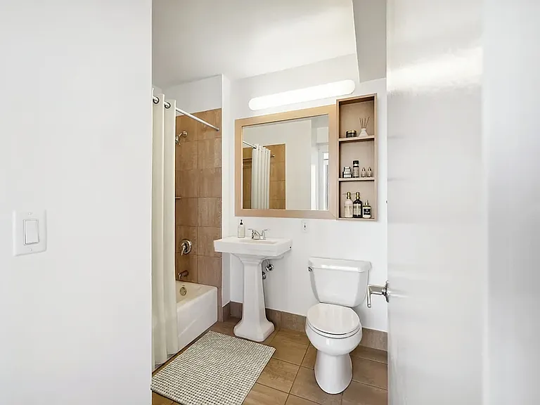 561 10th Ave #33B — Photo 7