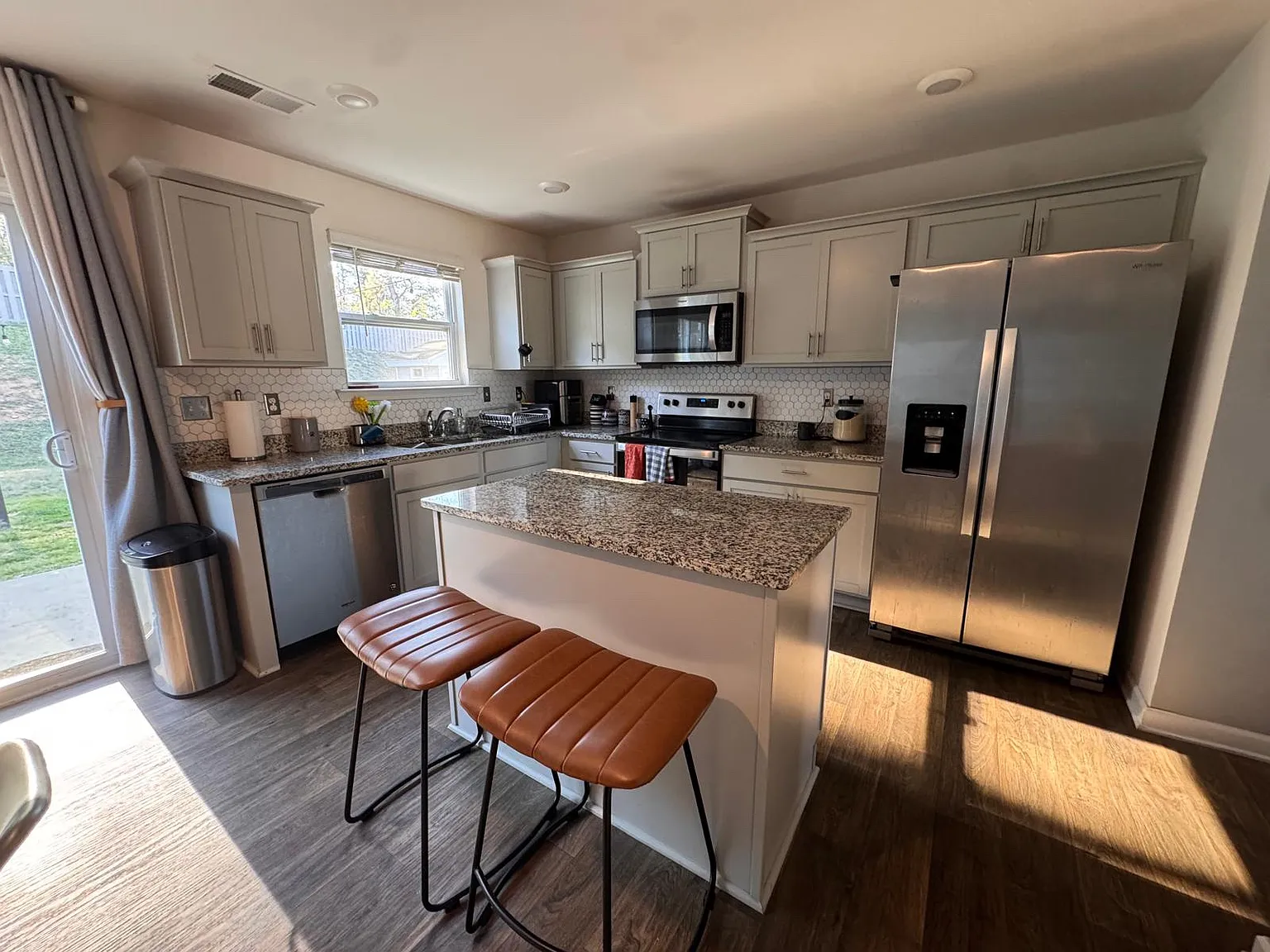 4 bed, 2.5 bath, 2196 sqft, $2,300 — Photo 3