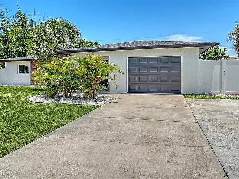 1302 Mango Ave — Photo 5