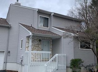 27 Clavendon Ct, Middletown, NJ 07748