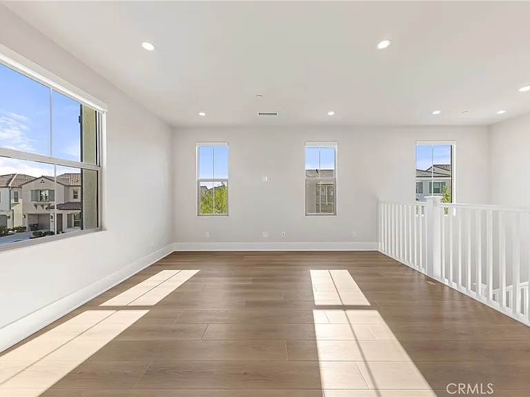 207 Alora — Photo 32