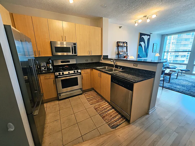 600 N Kingsbury St #1404 — Photo 4