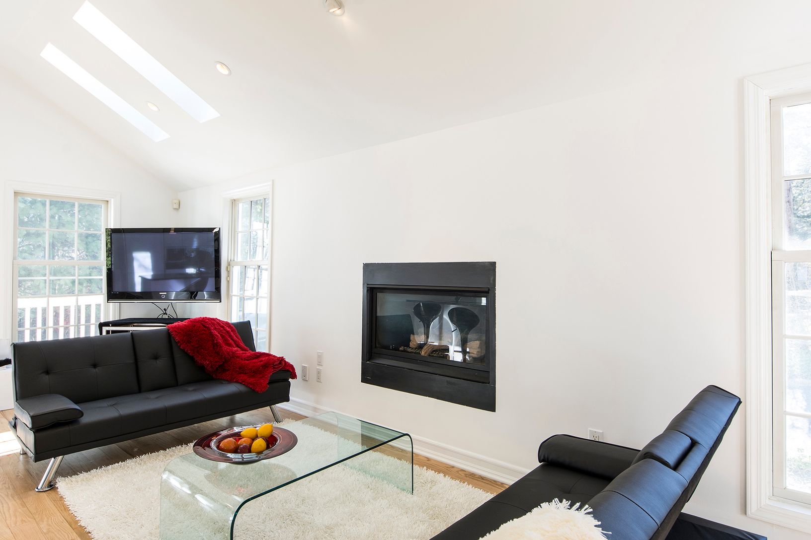  Living Rm/TV/Fireplace