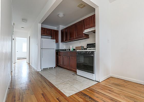 2nd image of 978 Myrtle Ave #1