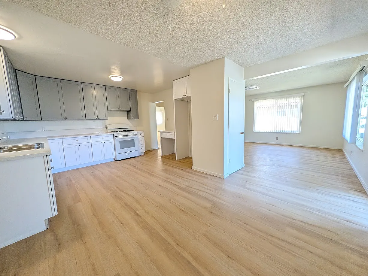 Cedar St, Bellflower — Photo 4