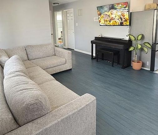 3rd image of 610 Western St