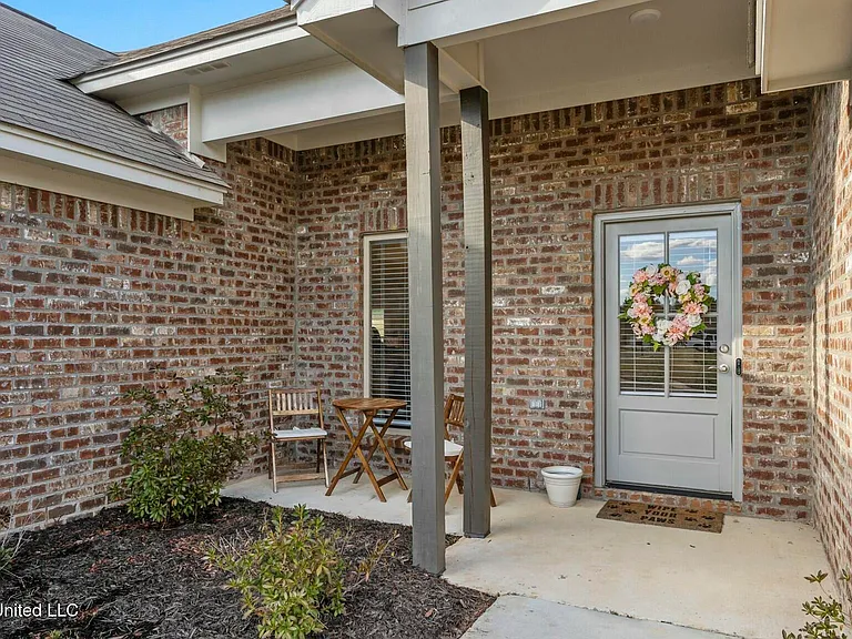 572 Silver Hill Dr — Photo 2