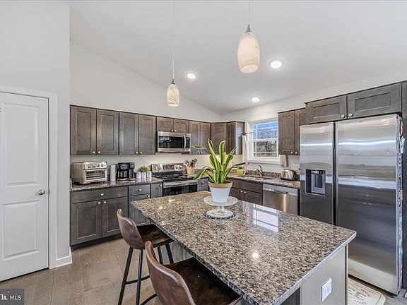 5th image of 174 Brant Ln