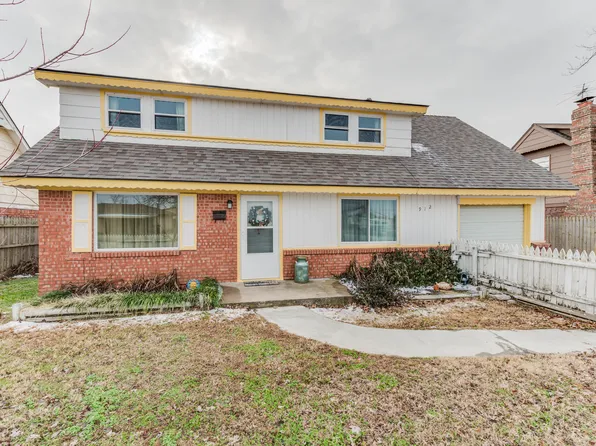 912 SW 5th St, Moore, OK 73160