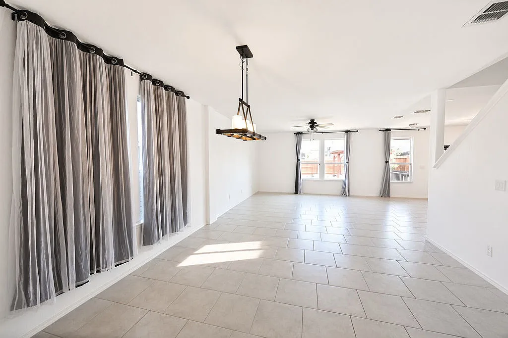 4 bed, 2.5 bath, 2601 sqft, $1,900 — Photo 4