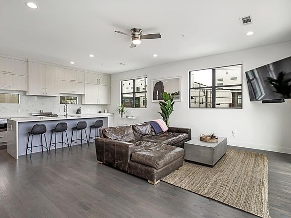 5th image of 2307 N Carroll Ave #1