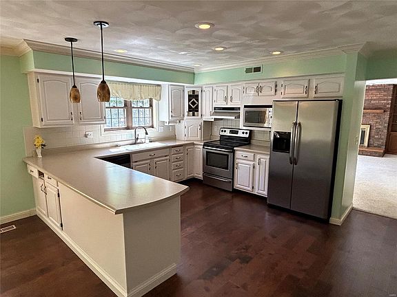 3rd image of 206 W Stonybrook Dr