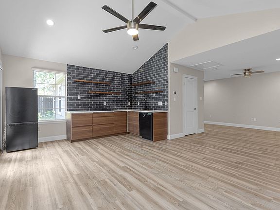 3rd image of 3909 Willbert Rd #B