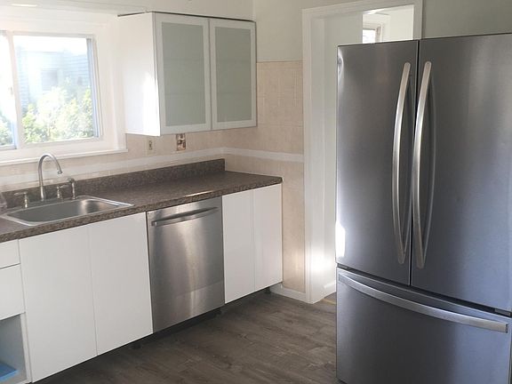 Full eat in kitchen with custom cabinets, stainless steel appliances!