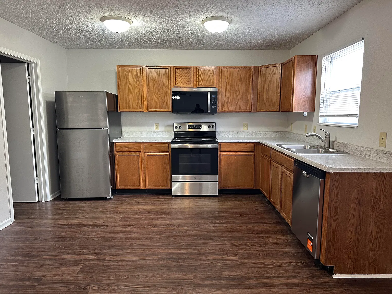 3 bed, 2.5 bath, 2052 sqft, $1,765 — Photo 3