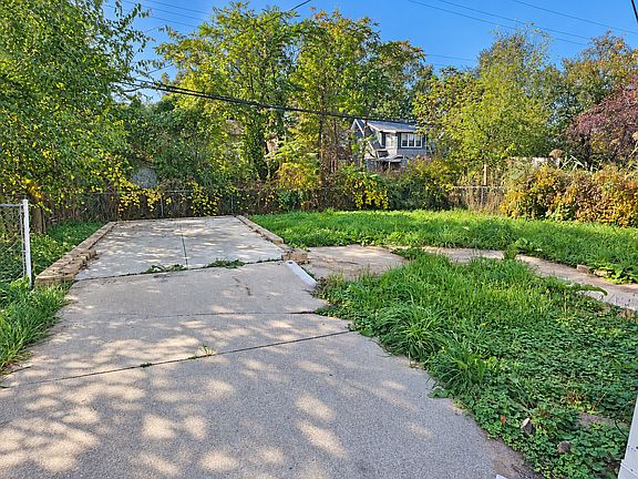3rd image of 557 Kitchener