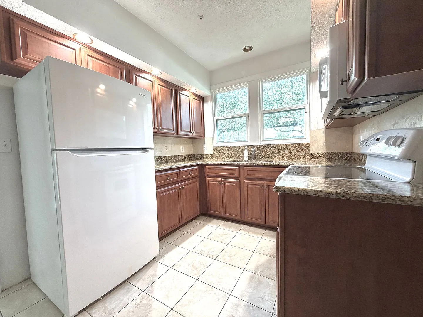1407 Belmonte Ave — Photo 2