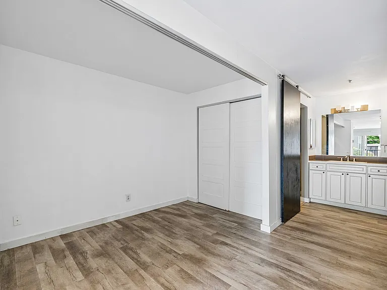511 E Roy St #213 — Photo 7