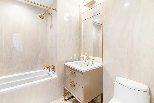 Rented by New York Casas Ltd. | media 6