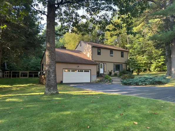 4 Glendale Woods Dr, Southampton, MA 01073