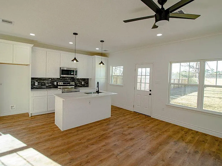 924 W Austin St #B — Photo 3