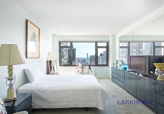 4th image of 160 E 65th St APT 32B