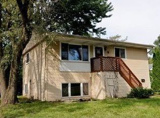 8 Thrush Rd, Carpentersville, IL 60110