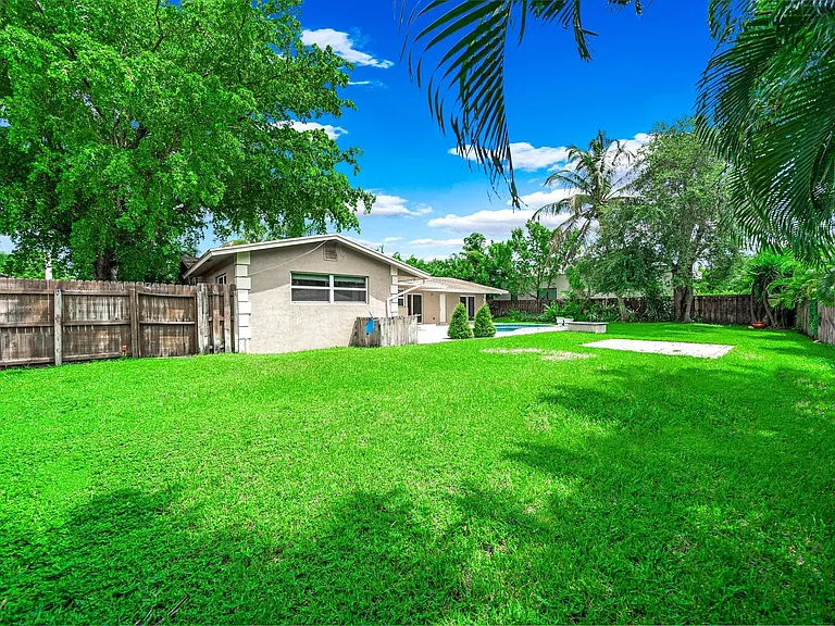 4021 Bayview Dr — Photo 37