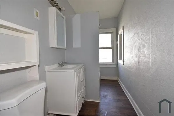 3828 N Port Washington Rd #LOWER — Photo 10