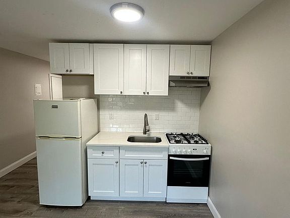 5th image of 887 Varnum Ave #16