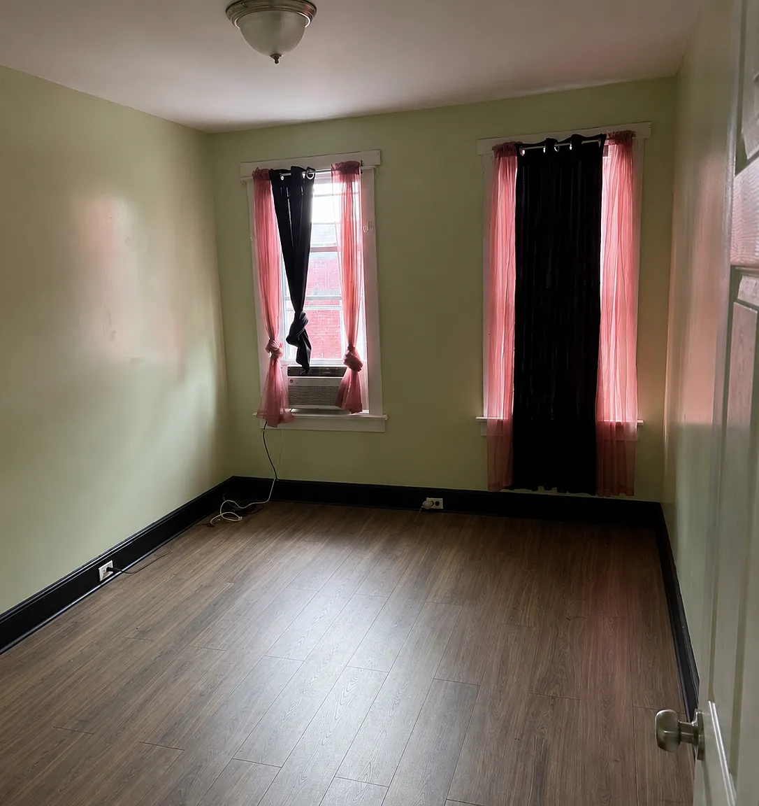 4 bed, 1.5 bath, 1296 sqft, $2,000 — Photo 4