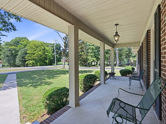 3rd image of 809 Dakota Dr