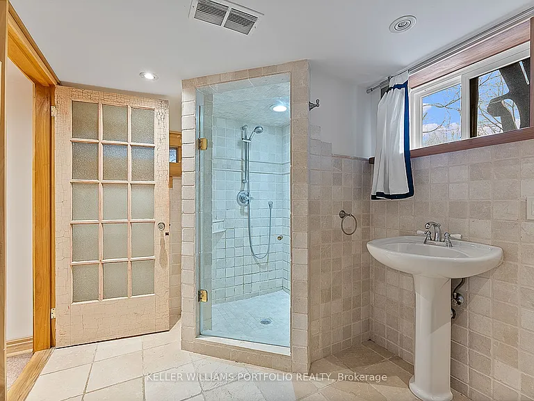 40 Scarboro Cres — Photo 43