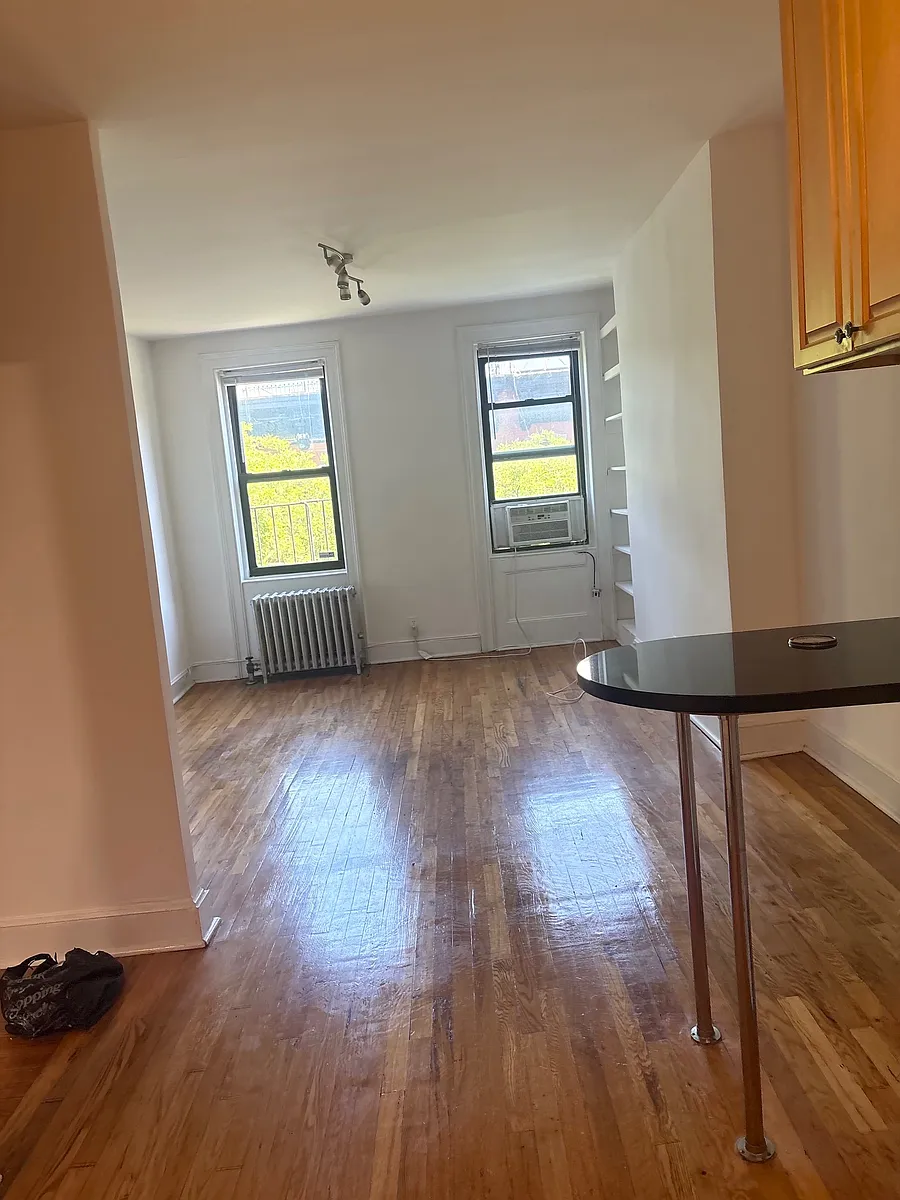 Building Photo - 520 E 5th St #4A