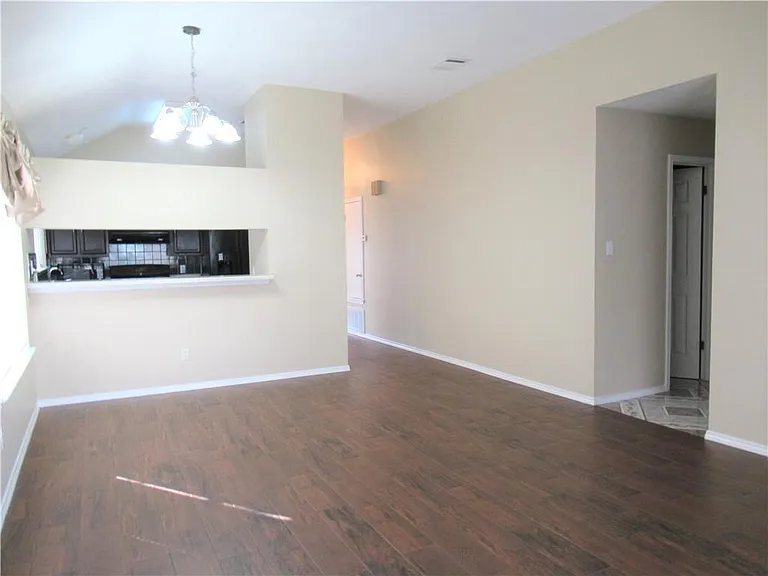 4723 Castleman Dr — Photo 10