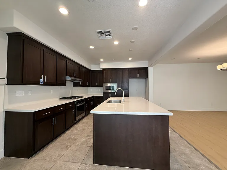 16763 Murphy Ave — Photo 5