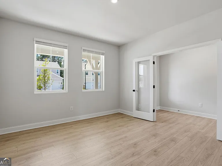142 Henley St — Photo 4