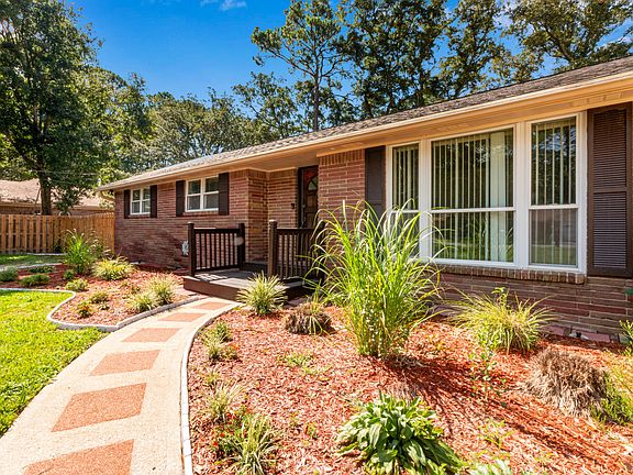 3rd image of 318 Cloverdale Blvd