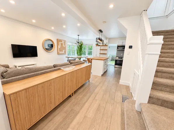 826 Beach Blvd, Hamilton, ON L8H 6Z4
