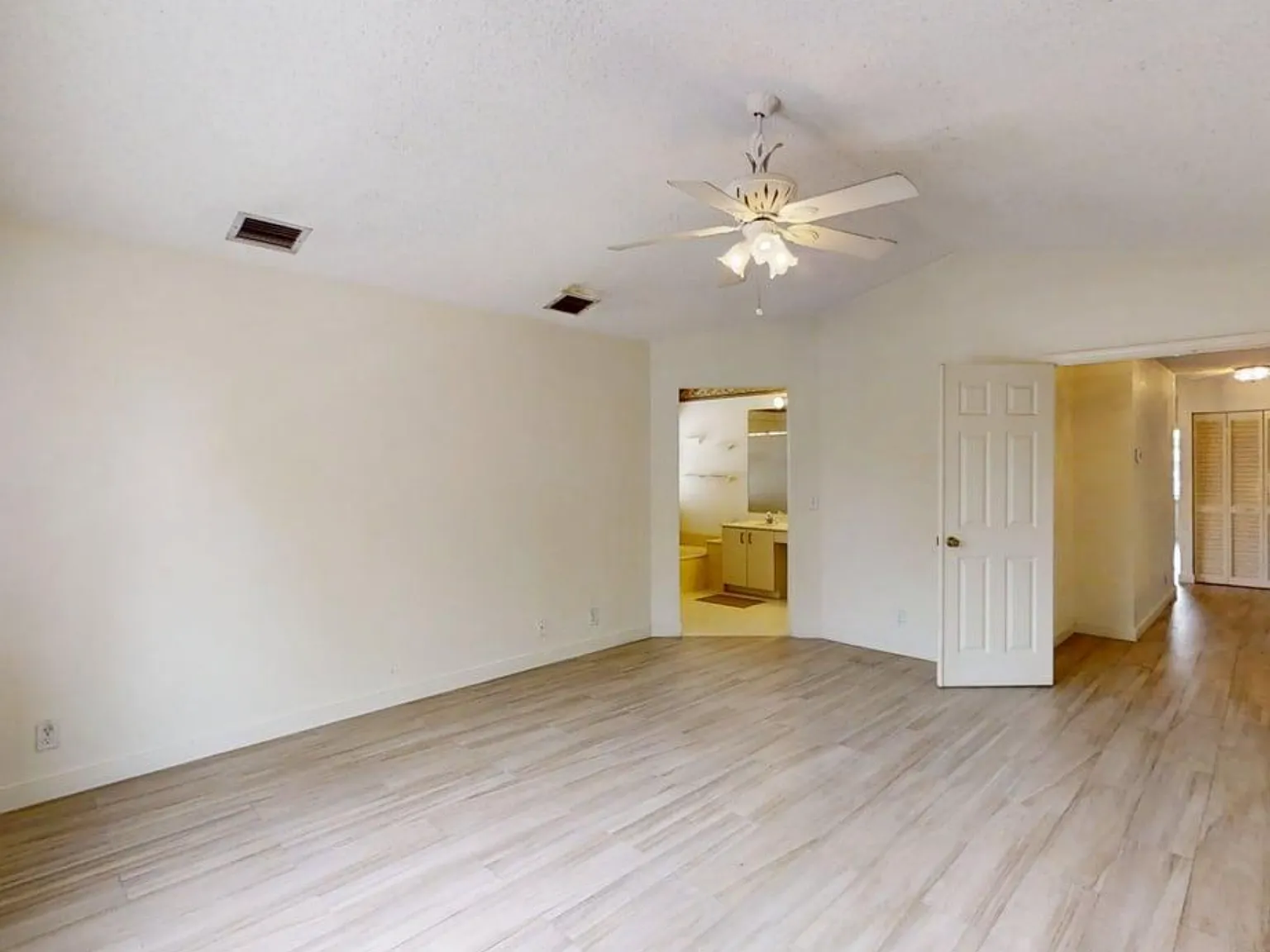 4 bed, 2344 sqft, $6,500 — Photo 4
