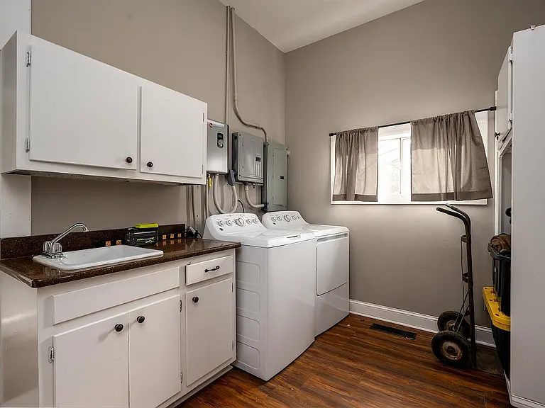 1347 Harbert Ave — Photo 16