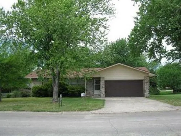 2227 4th St, Clay Center, KS 67432