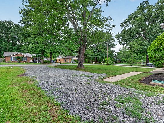 5th image of 411 Julie Dr