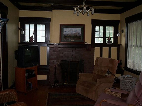 5th image of 324 W Broadway St