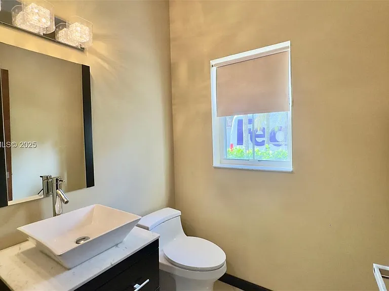 1094 Redwood St #1094 — Photo 11
