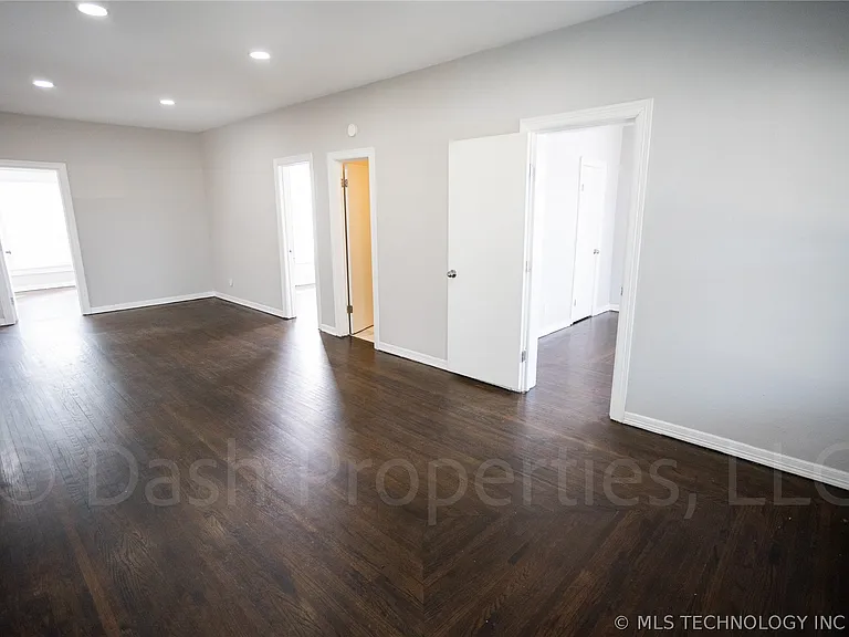 2604 E 7th St S — Photo 8