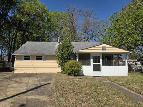 4 Jordan Dr, Hampton, VA 23666