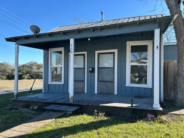 739 E Mountain St, Seguin, TX 78155