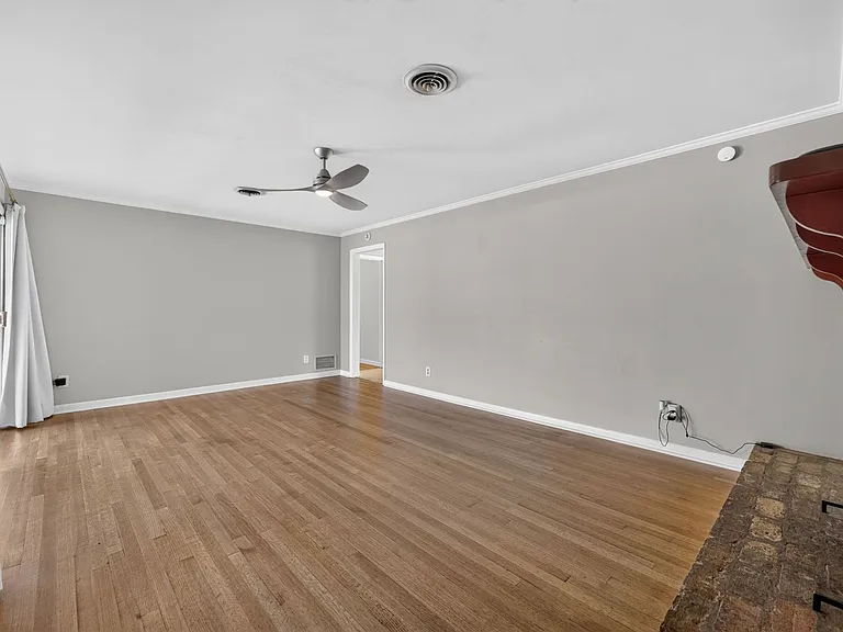 677 Selkirk Dr — Photo 18